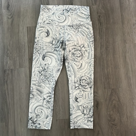 Lululemon Wunder Under High Rise Crop in Twine White Multi - Picture 5 of 10